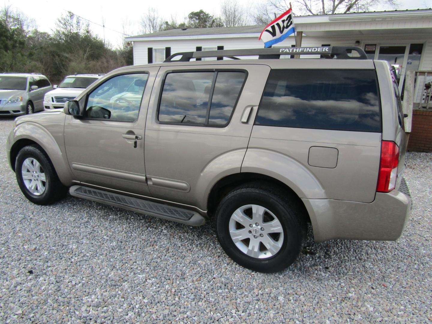 2007 Gray /Tan Nissan Pathfinder LE 2WD (5N1AR18U27C) with an 4.0L V6 DOHC 24V engine, Automatic transmission, located at 15016 S Hwy 231, Midland City, AL, 36350, (334) 983-3001, 31.306210, -85.495277 - Photo#5